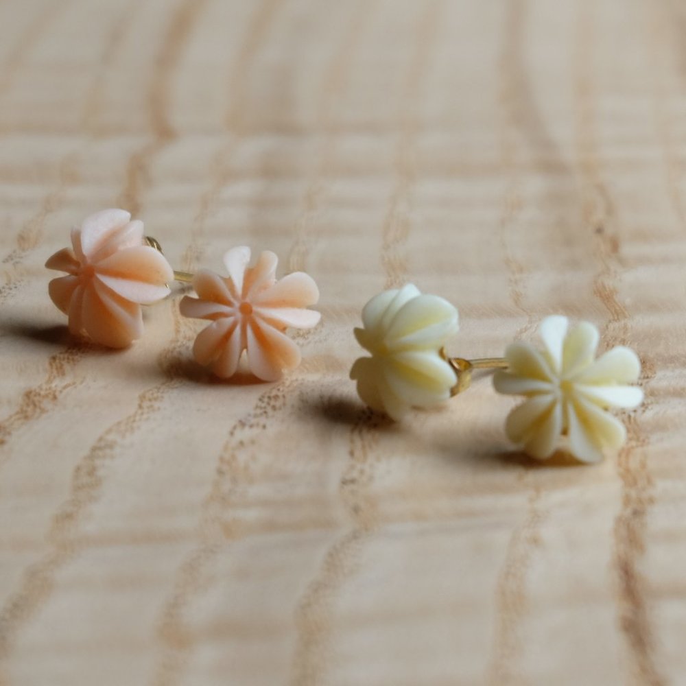 Peach and White Flower Stud Earrings Set